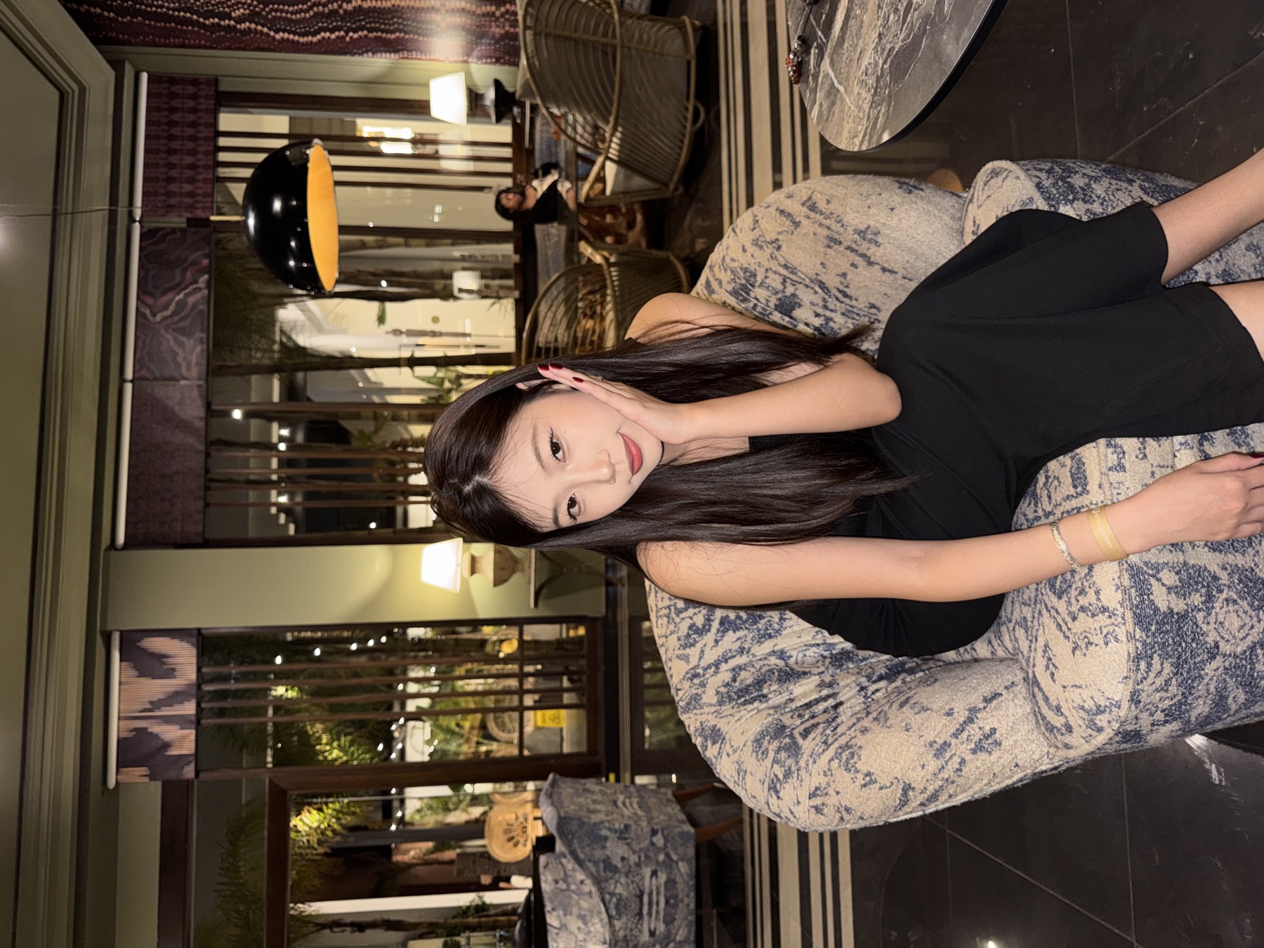 梁馨文在室内休息区留影